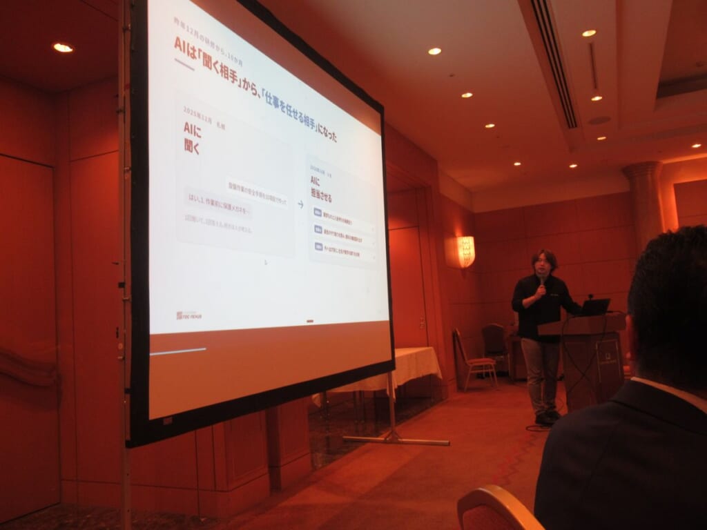 製造業での生成AIの使い方についてお話しする講演の様子